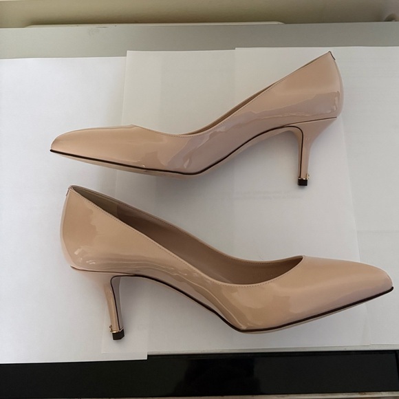 Dolce & Gabbana NWT US7 / IT38 Beige Patent leather Pointed-Toe Mid Heel Pumps. - Picture 4 of 11